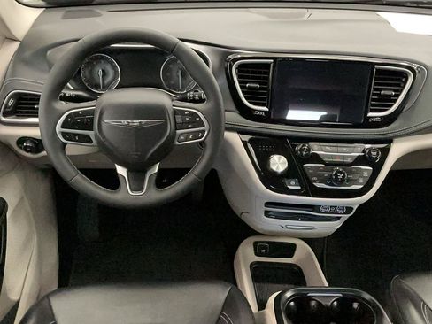 Used 2023 Chrysler Pacifica Touring-L w/ Uconnect Theater Family Group AWD/4WD image 16
