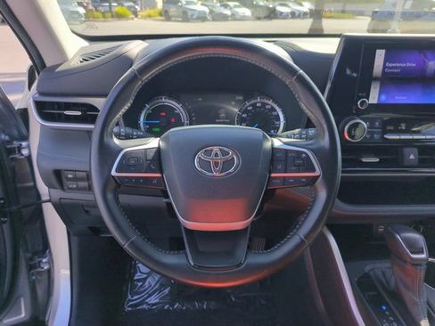 Used 2023 Toyota Highlander LE AWD/4WD image 17