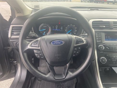Used 2017 Ford Fusion SE image 11