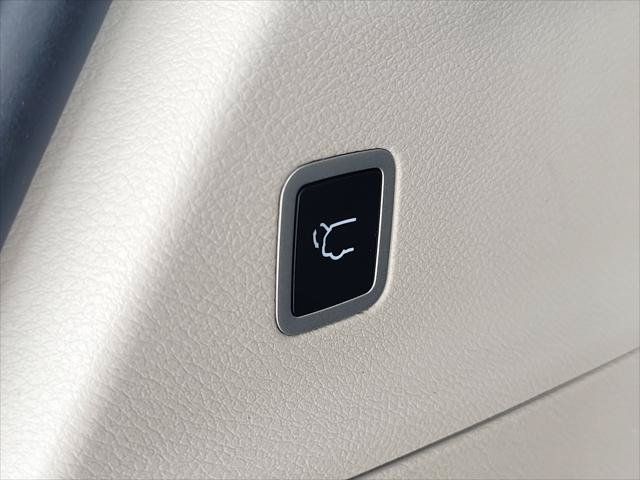 Used 2024 Chrysler Pacifica Touring-L FWD image 10