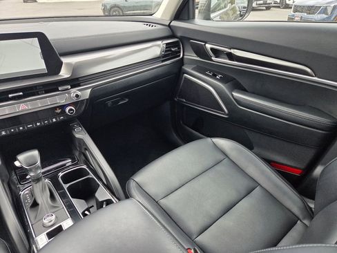 Used 2025 Kia Telluride S FWD image 16