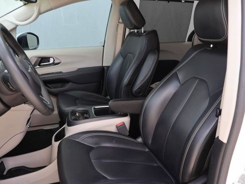 Used 2023 Chrysler Pacifica Touring-L FWD image 9