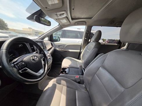 Used 2020 Toyota Sienna XLE image 9