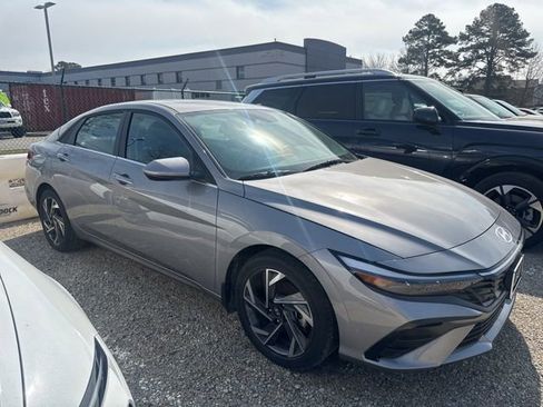 Used 2025 Hyundai Elantra SEL image 8