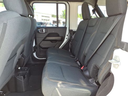 Used 2025 Jeep Wrangler Unlimited Sahara AWD/4WD image 17