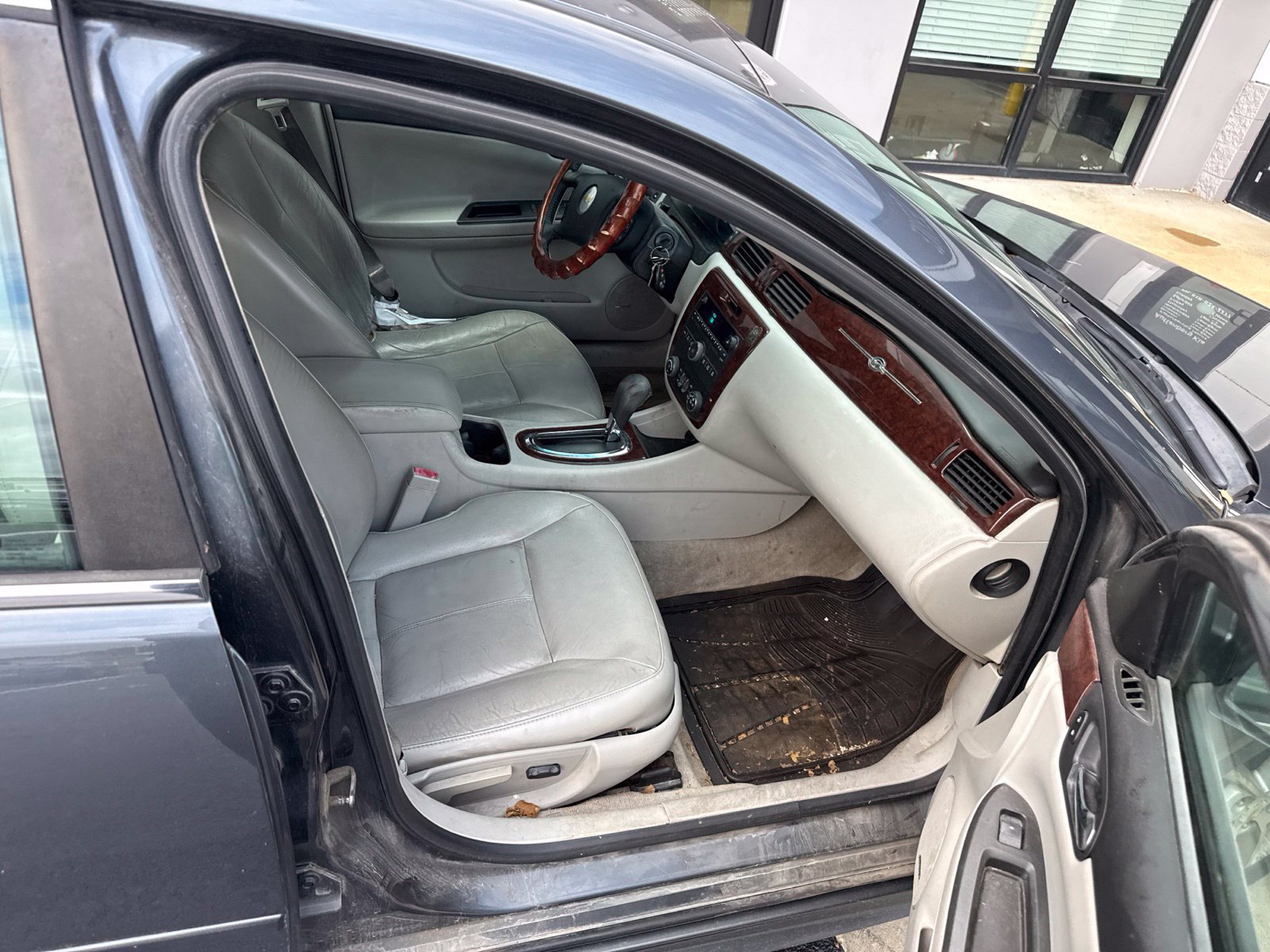 Used 2010 Chevrolet Impala LTZ FWD image 12