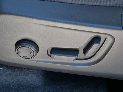 Used 2024 Volvo XC40 B5 Core image 32