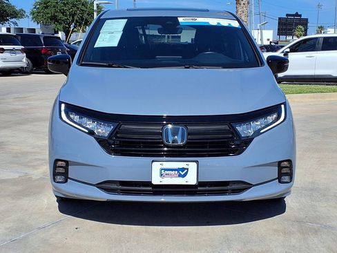 Used 2023 Honda Odyssey Sport image 2