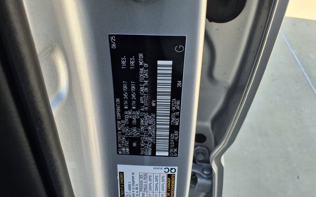 Used 2025 Toyota 4Runner SR5 AWD/4WD image 31