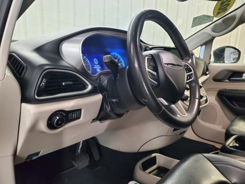 Used 2022 Chrysler Pacifica Touring-L FWD image 17