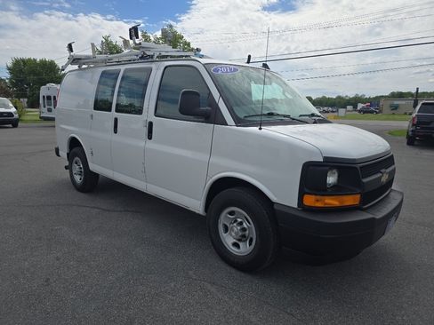 Used 2017 Chevrolet Express 2500 RWD image 4