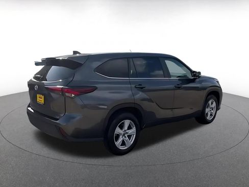 Used 2025 Toyota Highlander LE FWD image 15