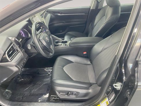 Used 2022 Toyota Camry SE image 9