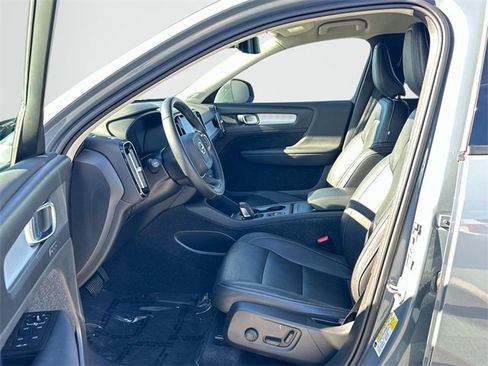 Used 2021 Volvo XC40 T4 Momentum w/ Premium Package image 15