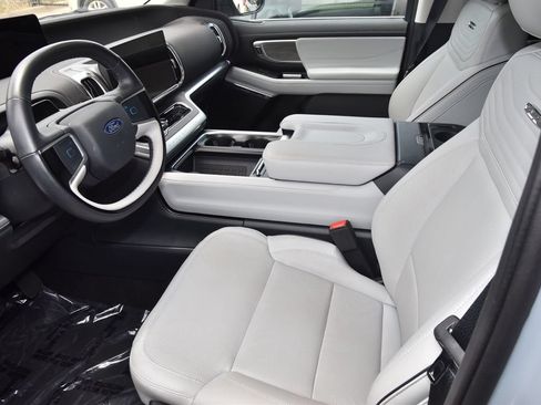 Used 2025 Ford Expedition Platinum w/ Platinum Ultimate Package AWD/4WD image 10