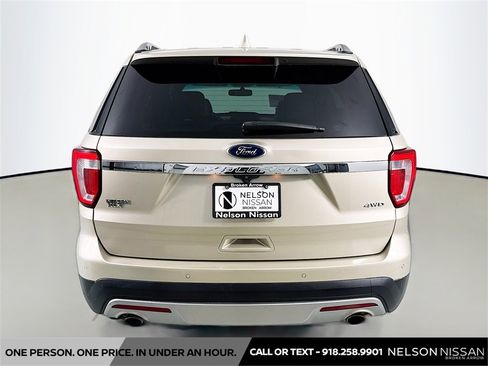 Used 2017 Ford Explorer XLT w/ Equipment Group 202A image 6