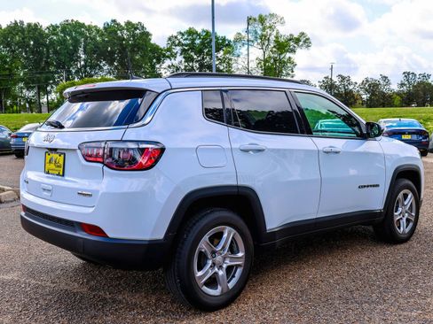 Used 2024 Jeep Compass Latitude AWD/4WD image 7