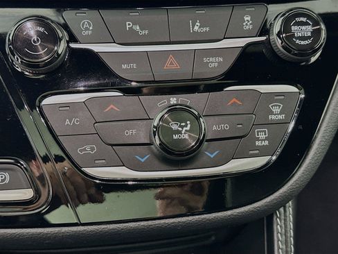 Used 2025 Chrysler Pacifica Limited FWD image 9