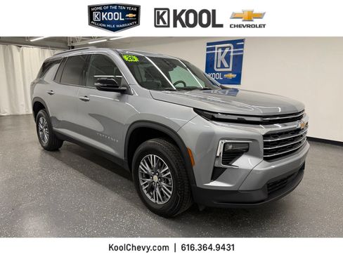 Used 2026 Chevrolet Traverse LT AWD/4WD image 1