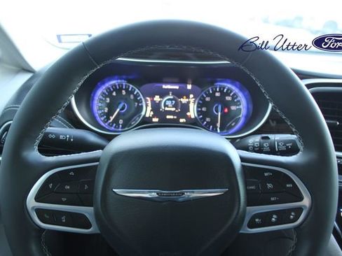 Used 2023 Chrysler Pacifica Limited image 25