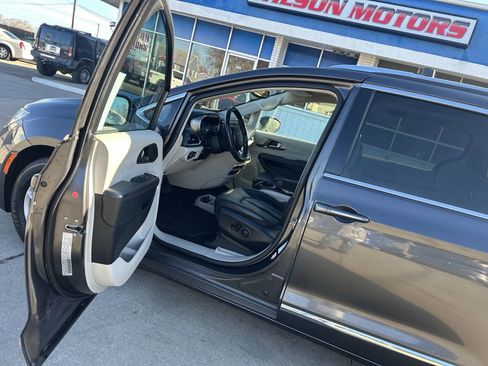 Used 2020 Chrysler Pacifica Touring-L image 13