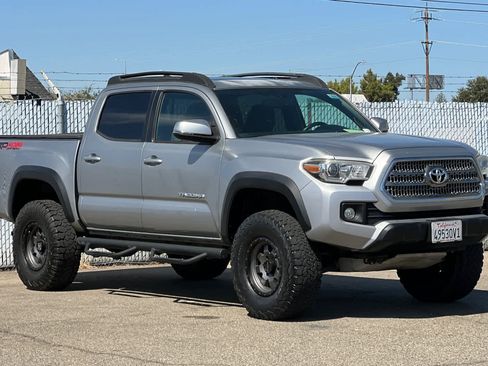 Used 2017 Toyota Tacoma TRD Off-Road AWD/4WD image 7