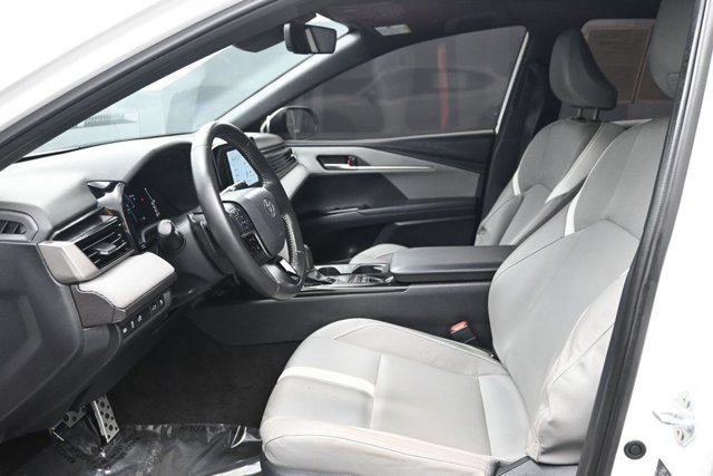 Used 2025 Toyota Camry SE w/ Convenience Package FWD image 6