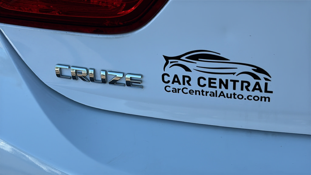 Used 2018 Chevrolet Cruze LT FWD image 24