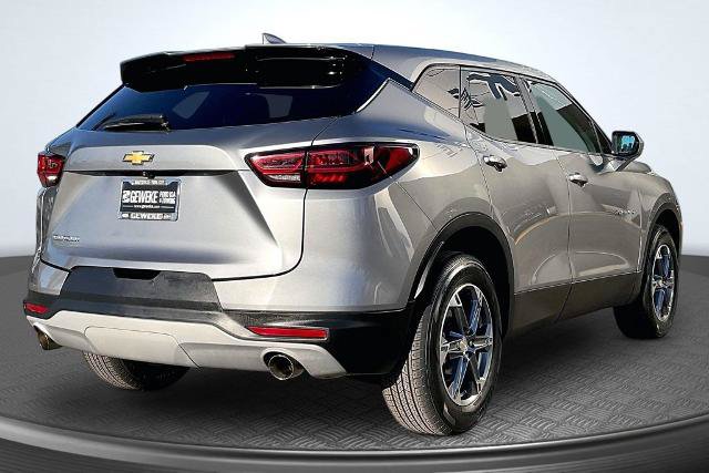 Used 2025 Chevrolet Blazer LT FWD image 2