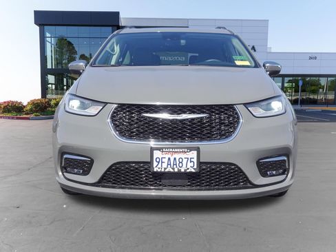 Used 2023 Chrysler Pacifica Limited FWD image 8
