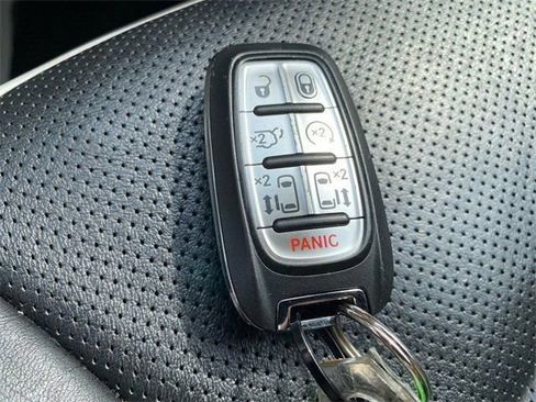 Used 2023 Chrysler Pacifica Limited image 43