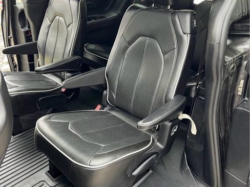 Used 2020 Chrysler Pacifica Limited w/ S Appearance Package image 7