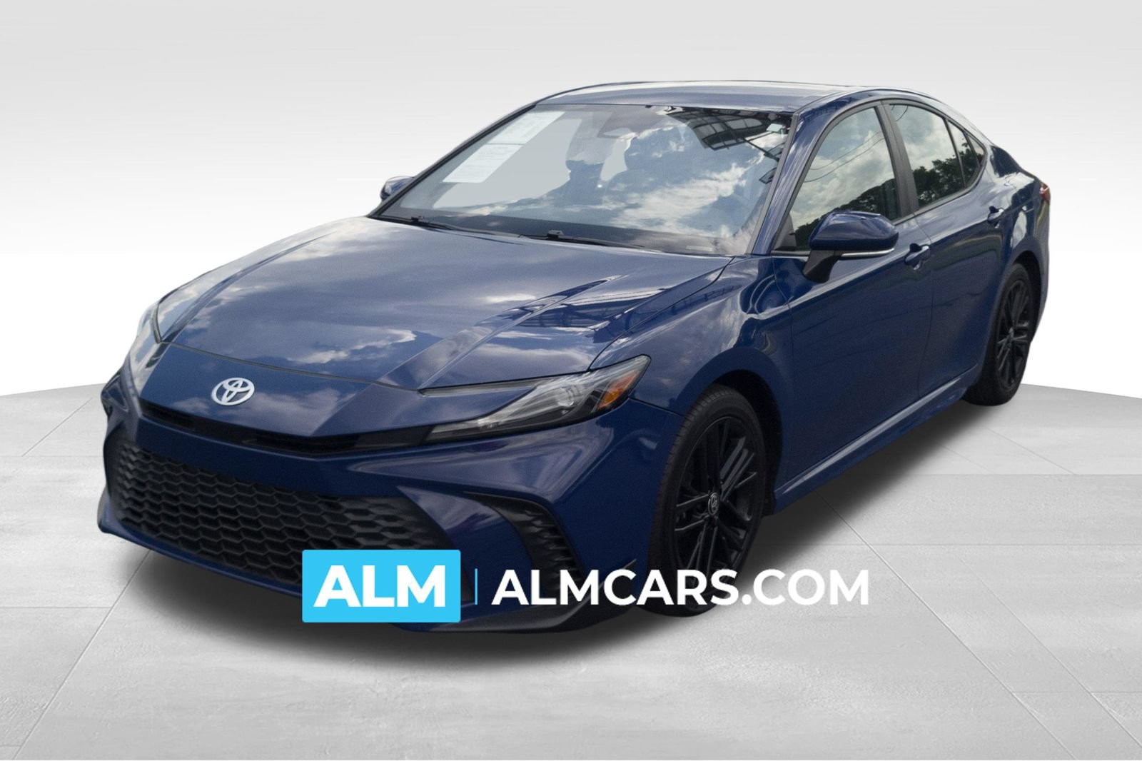 Used 2025 Toyota Camry SE FWD image 1