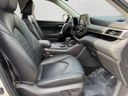 Used 2022 Toyota Highlander XLE AWD/4WD image 8