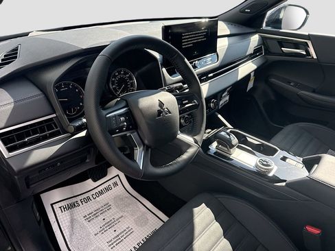 New 2026 Mitsubishi Outlander LE FWD image 9