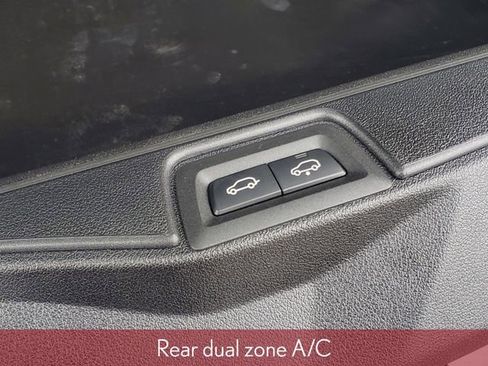 Used 2024 BMW X7 xDrive40i w/ Climate Comfort Package image 14