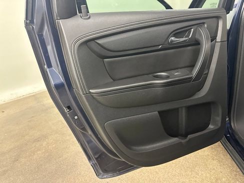 Used 2015 Chevrolet Traverse LT w/ Style and Technology Package FWD image 30