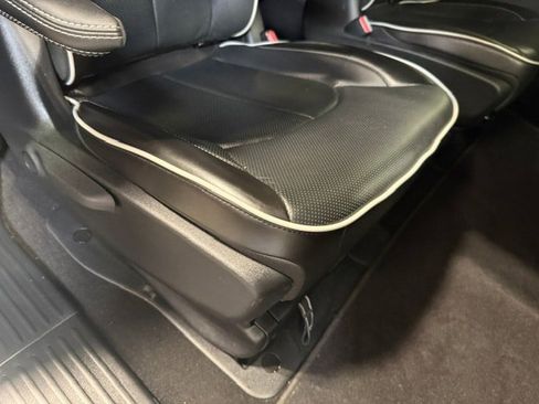 Used 2023 Chrysler Pacifica Limited w/ Uconnect Theater Family Group FWD image 14