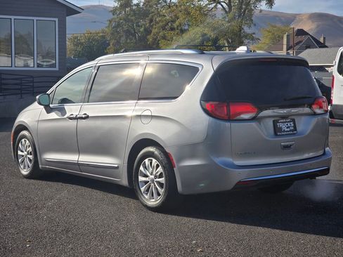 Used 2019 Chrysler Pacifica Touring-L image 3