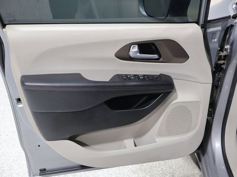 Used 2017 Chrysler Pacifica Touring-L w/ Tire & Wheel Group FWD image 12