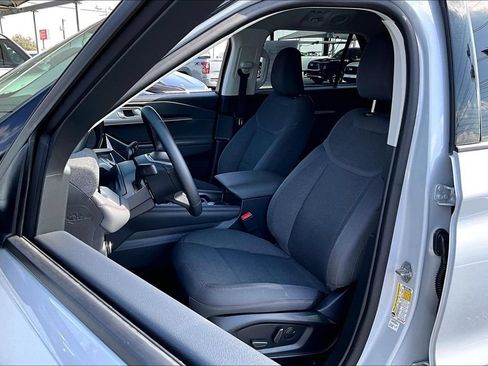 Used 2025 Ford Explorer Active AWD/4WD image 35
