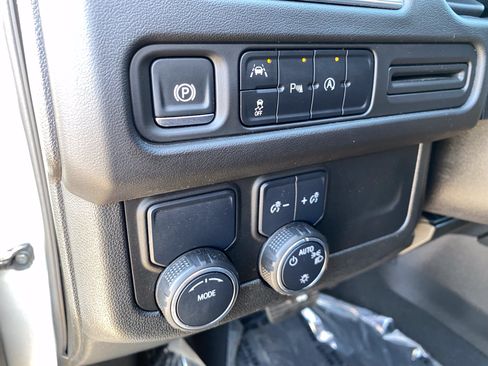Used 2024 Chevrolet Suburban LT RWD image 23