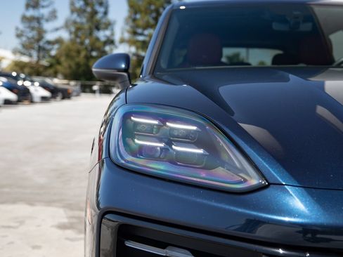 Certified 2026 Porsche Cayenne AWD/4WD image 18