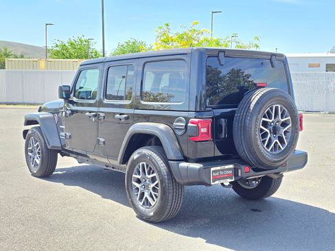 Used 2024 Jeep Wrangler Unlimited Sahara AWD/4WD image 4