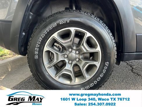Used 2022 Jeep Cherokee Trailhawk w/ Premium Leather Package AWD/4WD image 9