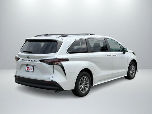Used 2024 Toyota Sienna XLE AWD/4WD image 5