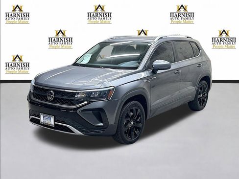 Used 2022 Volkswagen Taos SE w/ Panoramic Sunroof Package FWD image 1