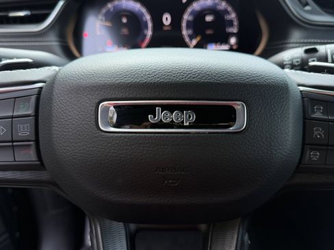 Used 2025 Jeep Grand Cherokee Altitude AWD/4WD image 30