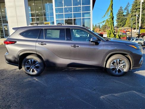 New 2022 Toyota Highlander XLE image 3