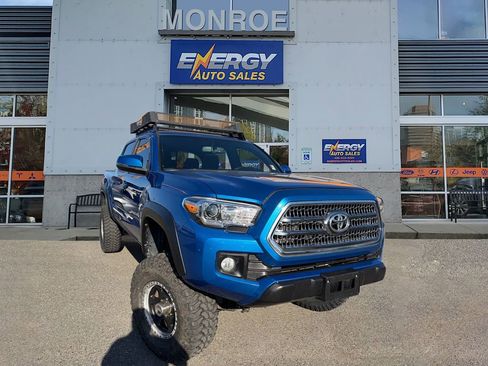 Used 2016 Toyota Tacoma TRD Off-Road w/ Premium & Technology Package AWD/4WD image 1